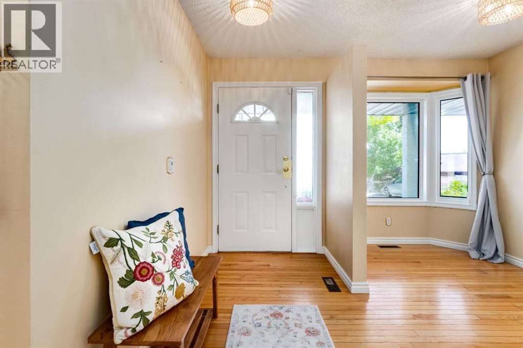 21, 468 Woodbine Boulevard SW property photo 3