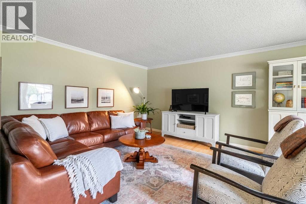 72 Woodacres Crescent SW property photo 6
