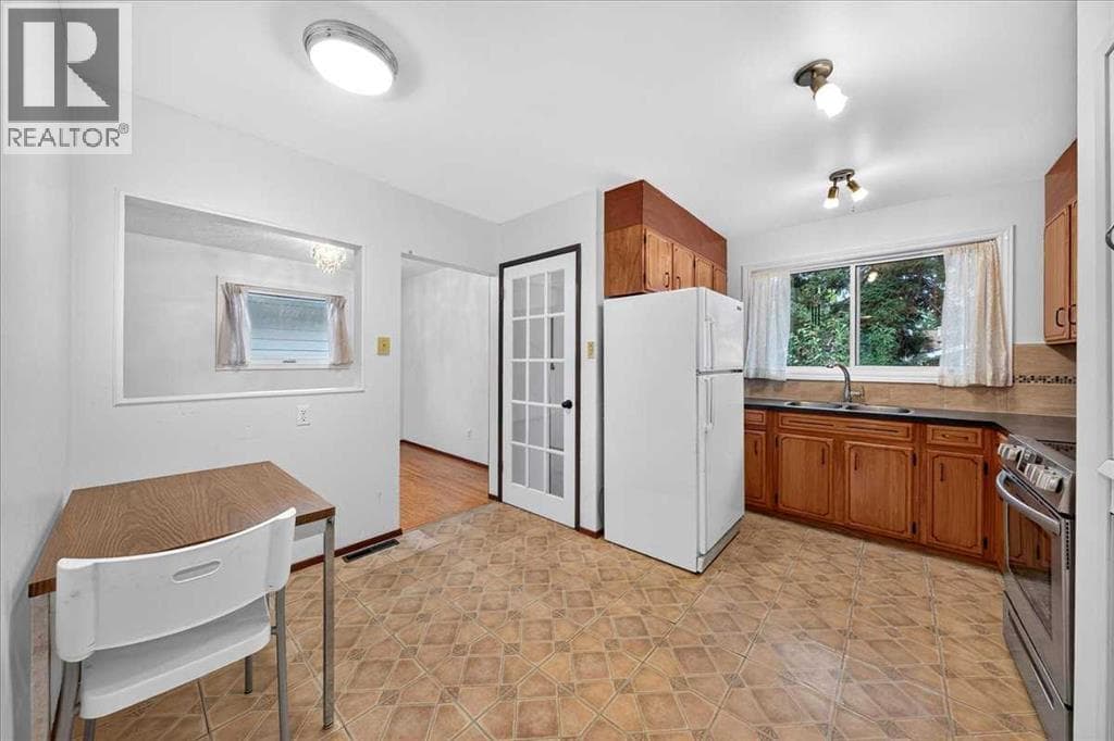4831 48 Street NW property photo 6