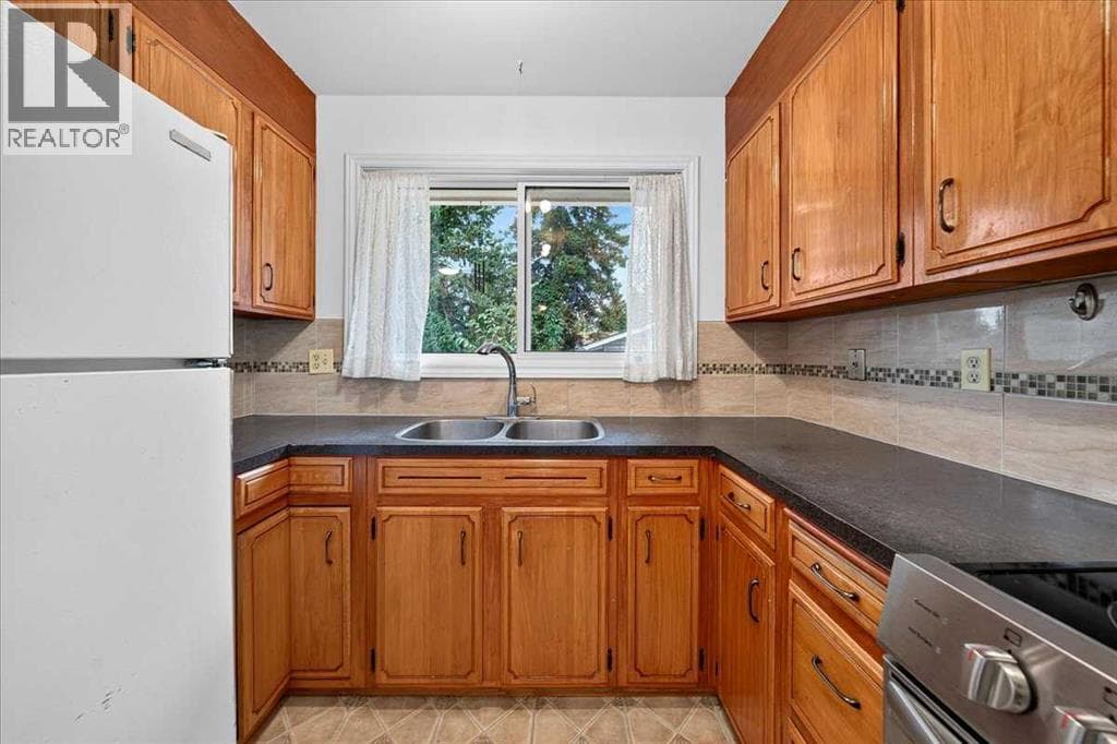 4831 48 Street NW property photo 9