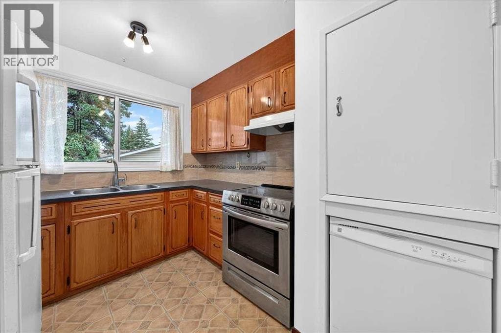 4831 48 Street NW property photo 7