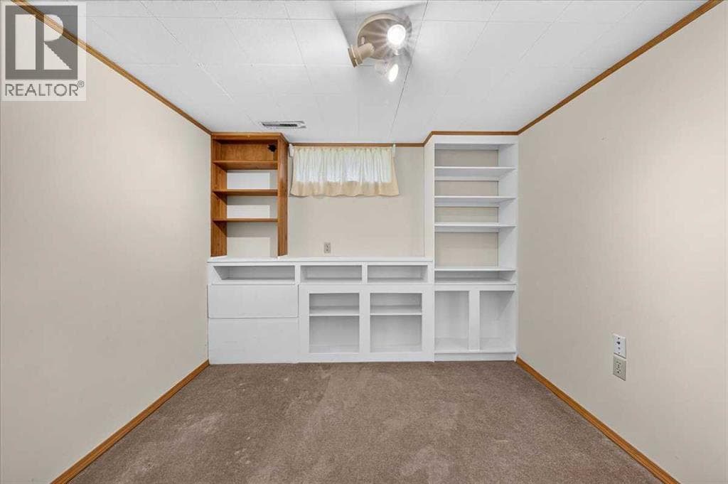 4831 48 Street NW property photo 27