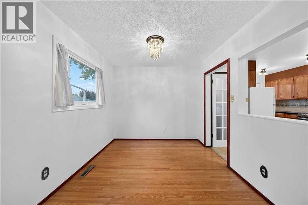 4831 48 Street NW property photo 4