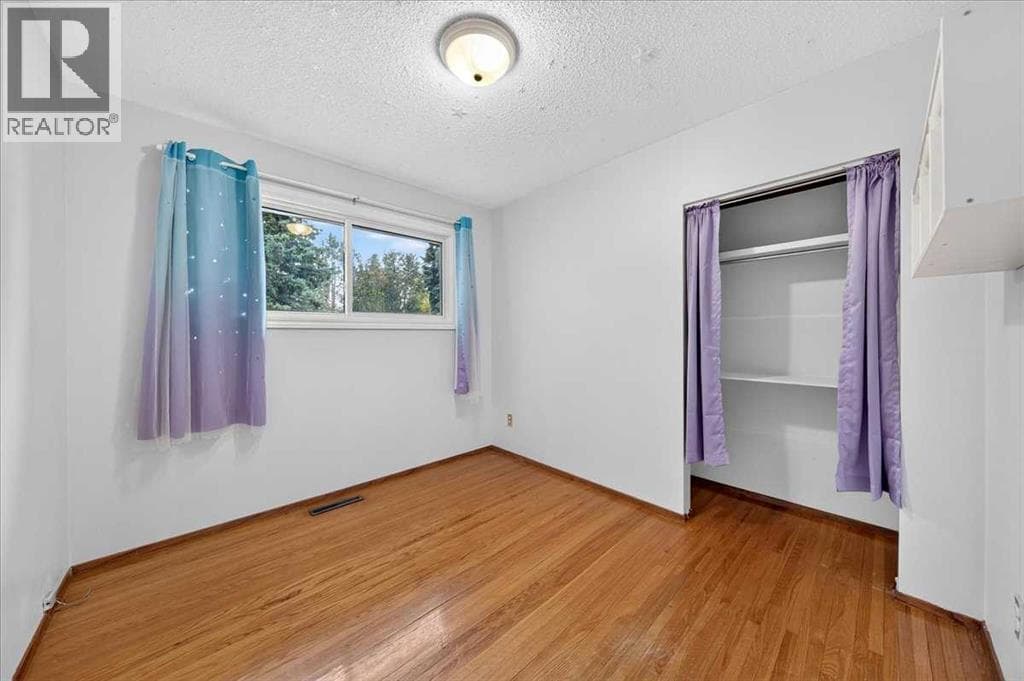 4831 48 Street NW property photo 16