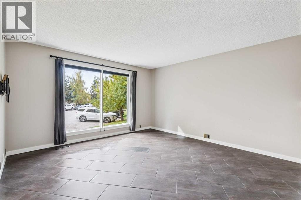 48 Woodglen Court SW property photo 4
