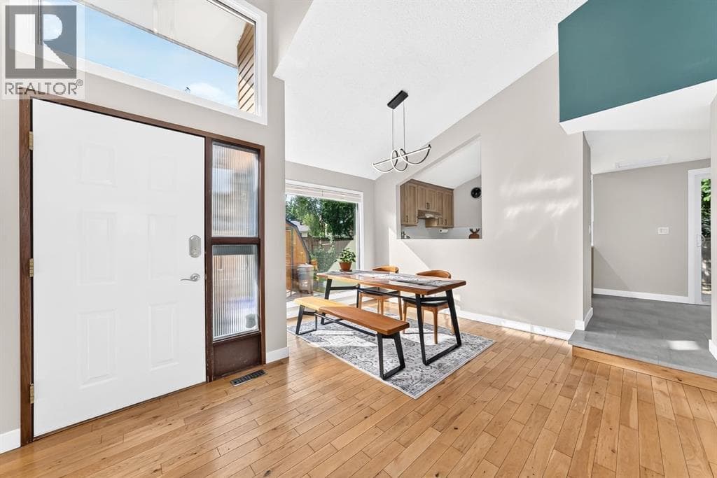 39 Woodfield Crescent SW property photo 4