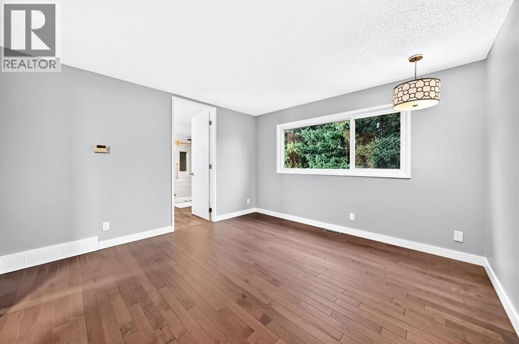 39 Woodfield Crescent SW property photo 17
