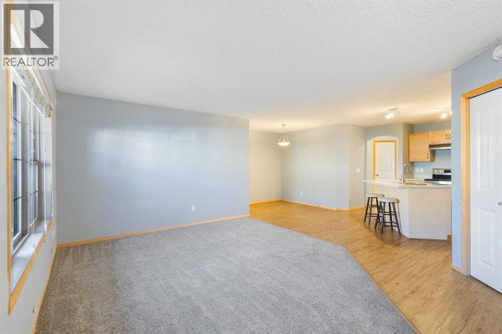 104, 23 Everridge Square SW property photo 2
