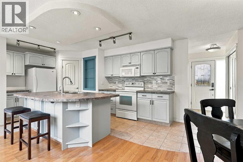 6624 37 Street SW property photo 8