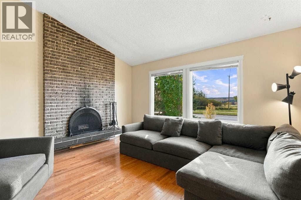 6624 37 Street SW property photo 12