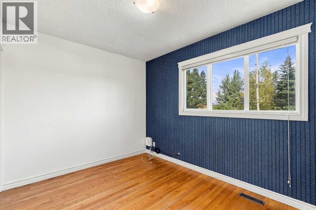6624 37 Street SW property photo 18