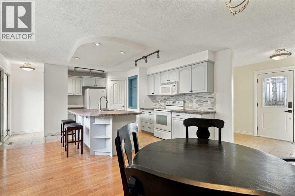 6624 37 Street SW property photo 6