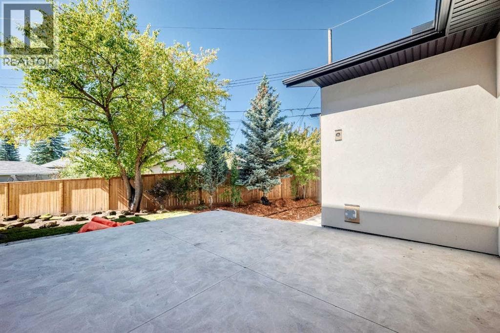 5831 Lodge Crescent SW property photo 4