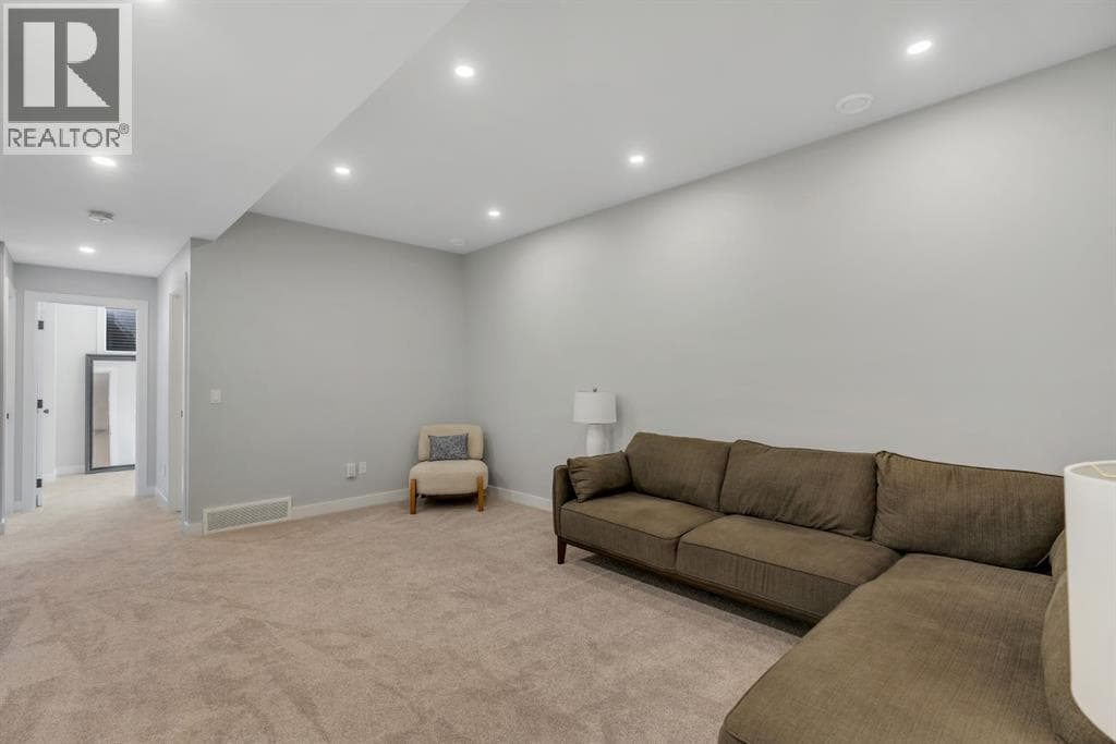 2106 49 Avenue SW property photo 39