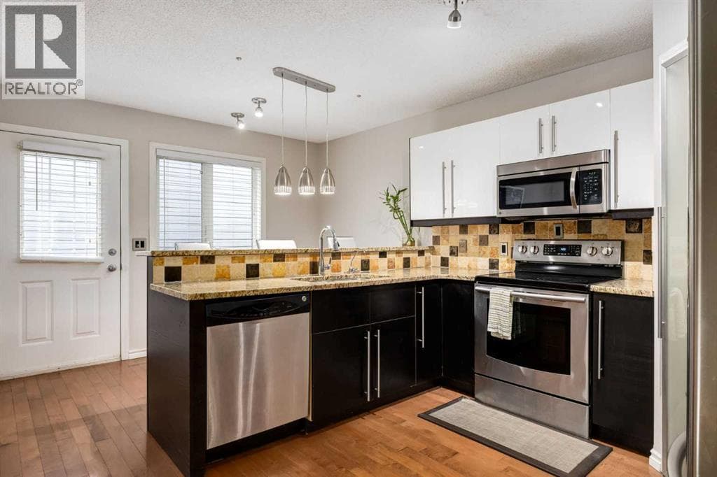 8, 2132 35 Avenue SW property photo 3