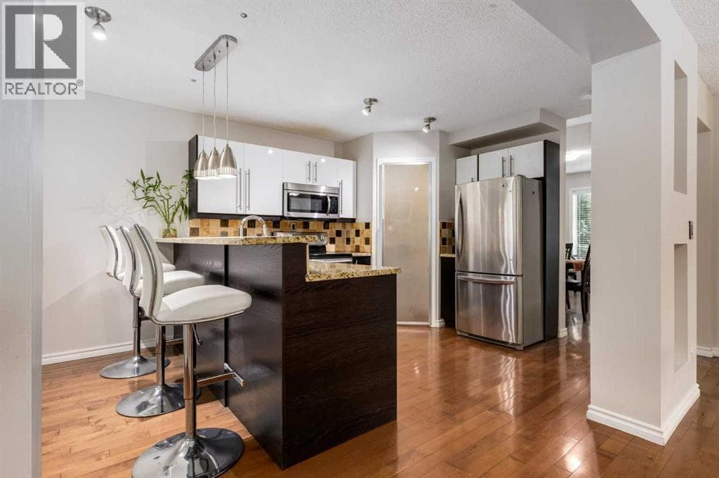 8, 2132 35 Avenue SW property photo 2