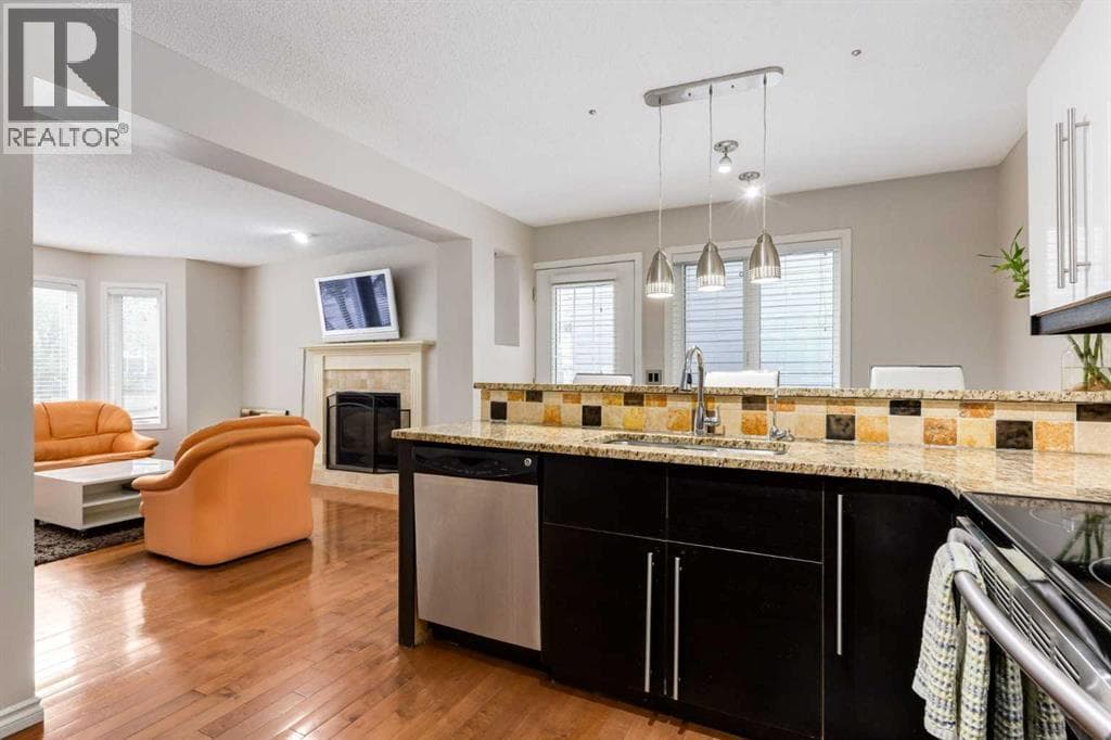 8, 2132 35 Avenue SW property photo 4