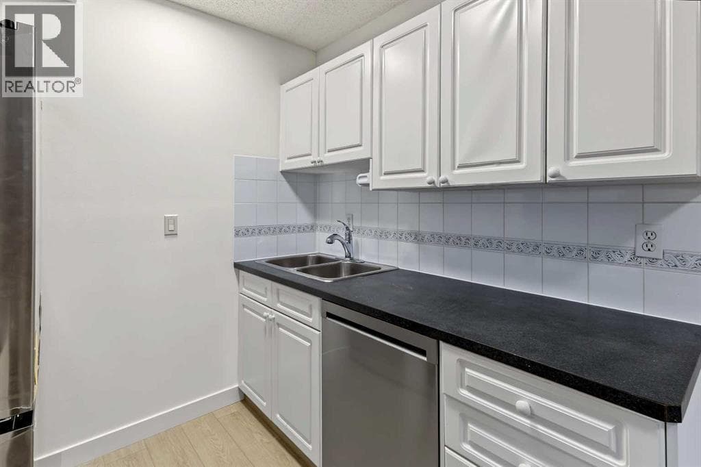 11, 5315 53 Avenue NW property photo 12