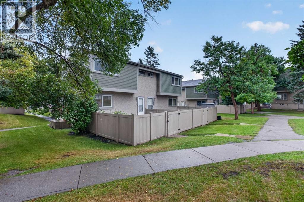 442, 406 Blackthorn Road NE property photo 2