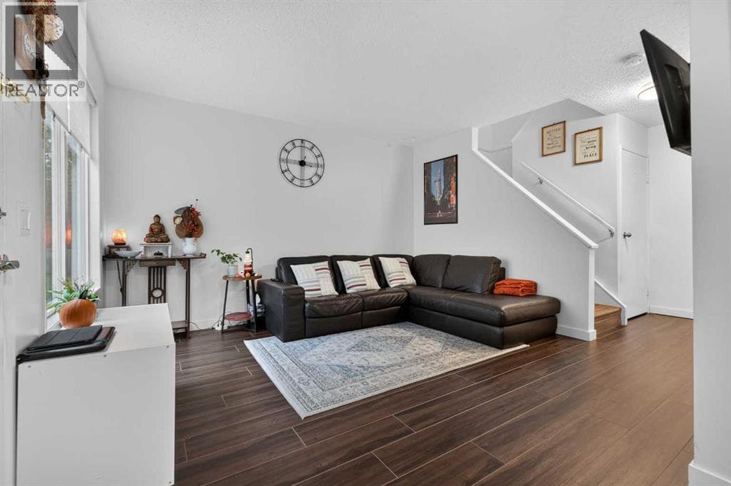 442, 406 Blackthorn Road NE property photo 4
