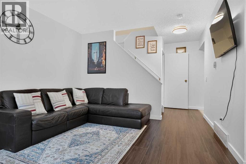 442, 406 Blackthorn Road NE property photo 5