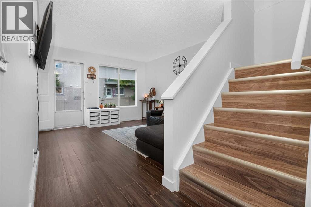 442, 406 Blackthorn Road NE property photo 9