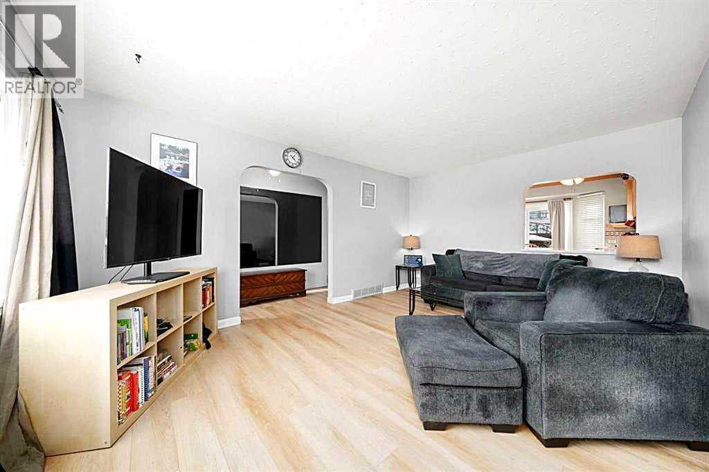 311 33 Avenue NE property photo 6